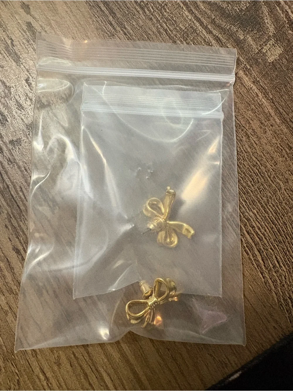 Gold bow stud earrings NWOT - Picture 2 of 2